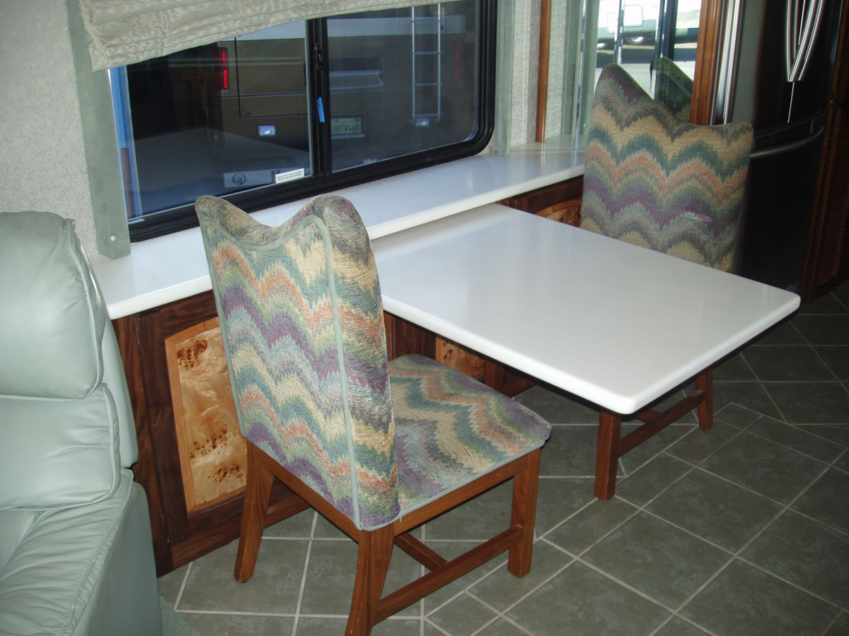 Retractable dining table